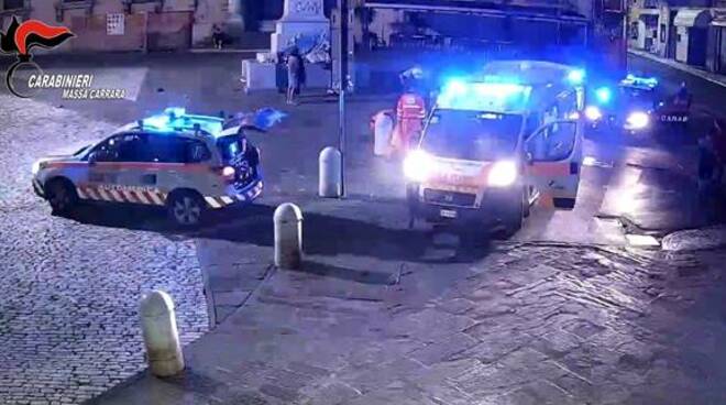 carabinieri notte carrara rissa 2023 carabinieri ambulanza