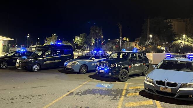 forze dell'ordine polizia carabinieri stazione massa notte