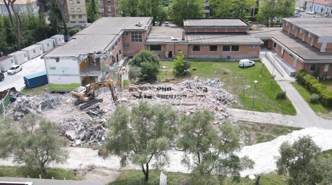 demolizione scuola taliercio (foto: fb sindaca arrighi) 05-2024